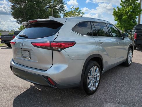 Used 2022 Toyota Highlander Limited FWD image 6