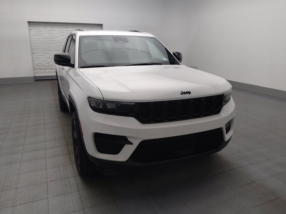 Used 2023 Jeep Grand Cherokee Altitude RWD image 14