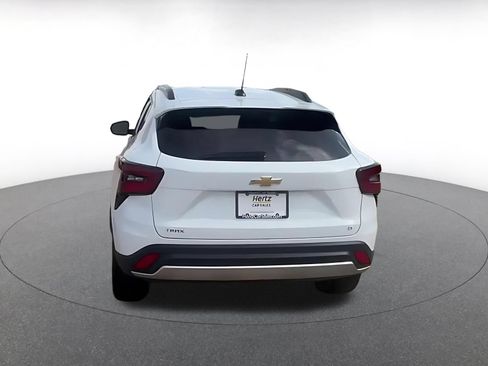 Used 2025 Chevrolet Trax LT w/ LT Convenience Package FWD image 12