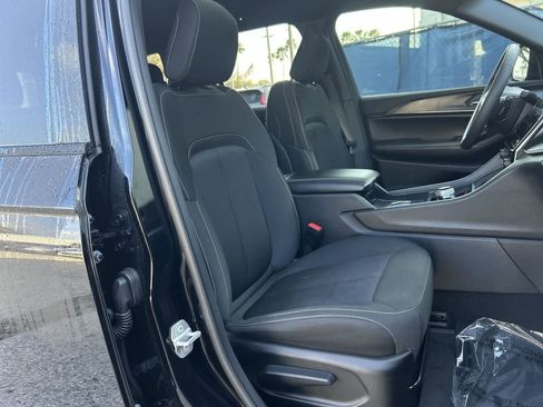 Used 2025 Jeep Grand Cherokee Laredo X image 16