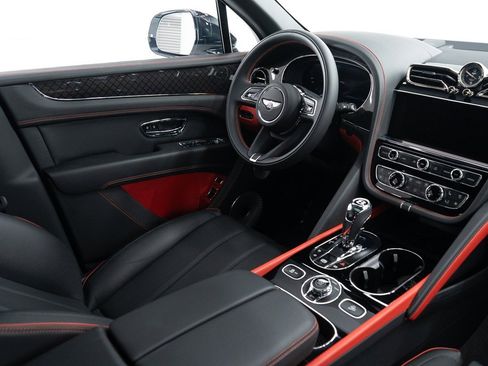 Certified 2025 Bentley Bentayga image 29
