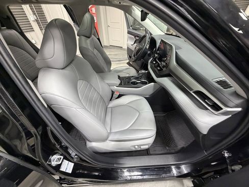 Used 2022 Toyota Highlander XLE image 45