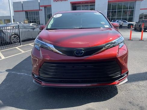 Used 2025 Toyota Sienna XLE w/ XLE Plus Package FWD image 3