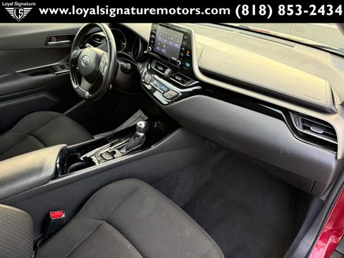 Used 2019 Toyota C-HR XLE image 27