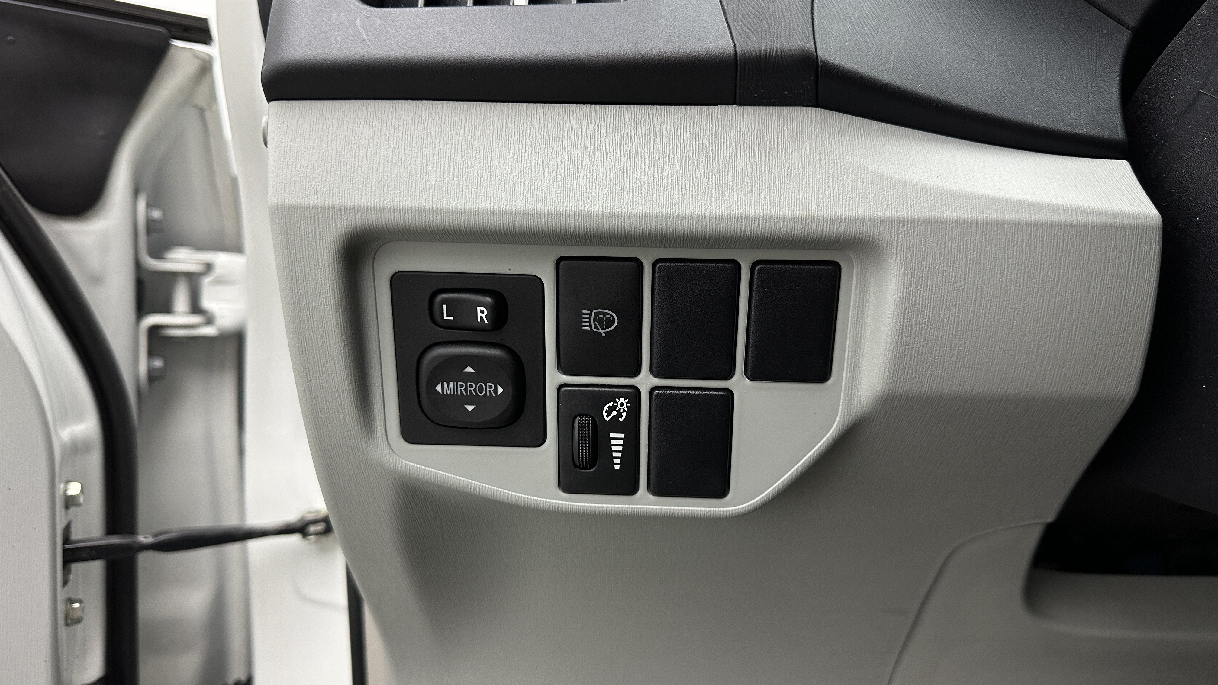 Used 2015 Toyota Prius Five w/ Advanced Technology Package FWD image 15