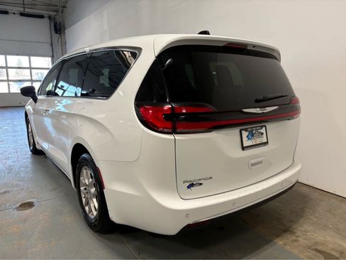 Used 2023 Chrysler Pacifica Touring-L FWD image 3
