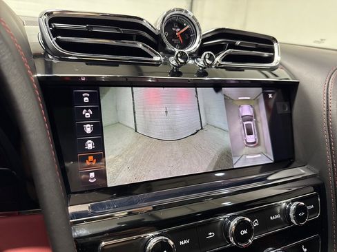 Used 2023 Bentley Bentayga image 28