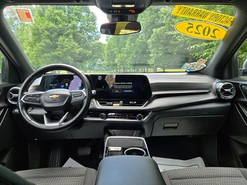 Used 2025 Chevrolet Equinox LT AWD/4WD image 11