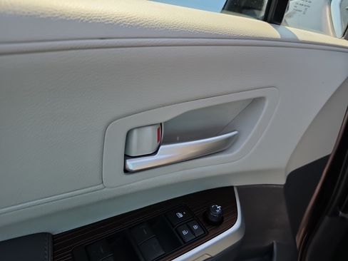 Used 2022 Toyota Sienna XLE FWD image 19