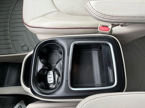 Used 2017 Chrysler Pacifica Limited image 15