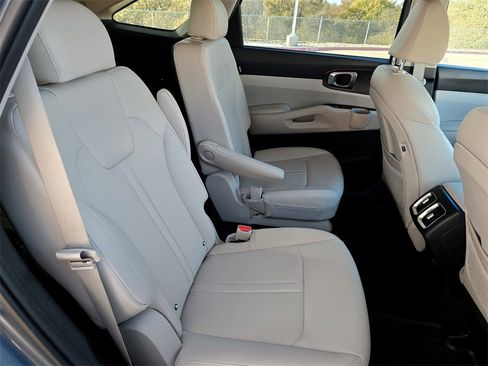 Used 2025 Kia Sorento EX image 31