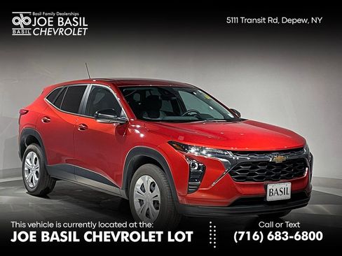 Used 2024 Chevrolet Trax LS w/ Driver Confidence Package image 1