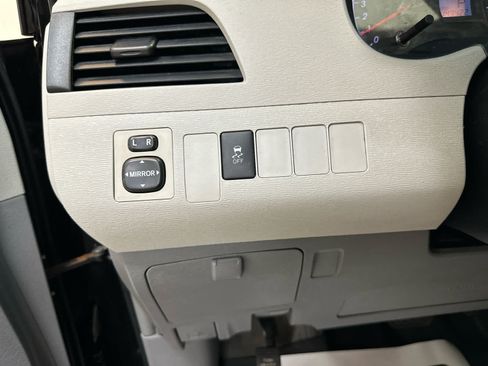 Used 2014 Toyota Sienna L FWD image 6
