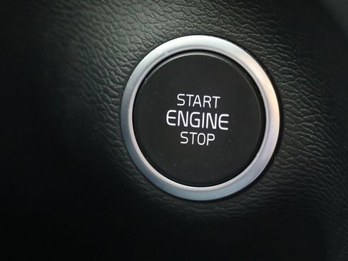 Used 2024 Volvo XC40 B5 Plus AWD/4WD image 17