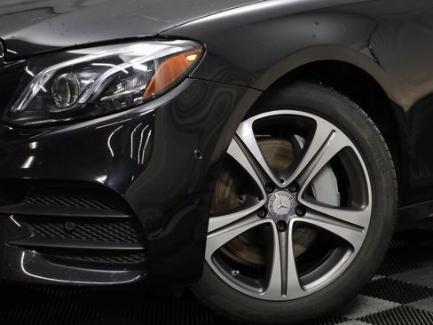 Used 2017 Mercedes-Benz E 300 4MATIC image 3