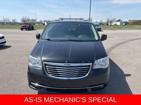 Used 2016 Chrysler Town & Country Touring w/ Driver Convenience Group image 2