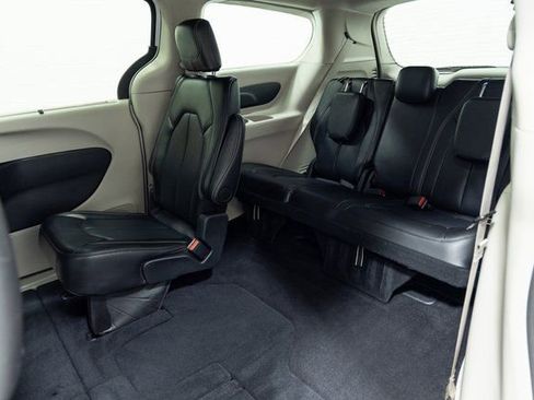 Used 2024 Chrysler Pacifica Touring-L image 22
