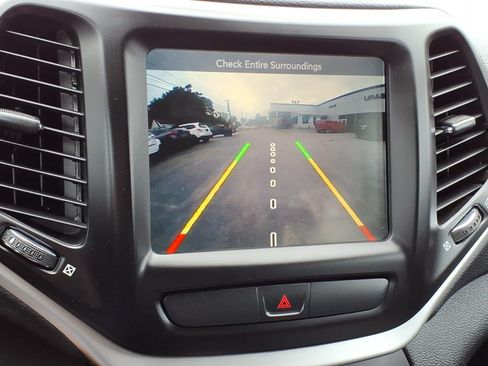 Used 2018 Jeep Cherokee Latitude Plus AWD/4WD image 11
