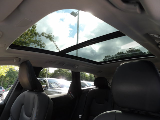 Certified 2024 Volvo XC60 B5 Core AWD/4WD image 17