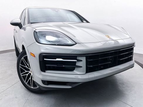 Used 2024 Porsche Cayenne image 2