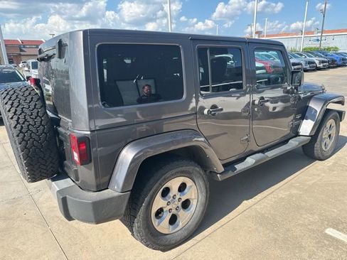 Used 2014 Jeep Wrangler Unlimited Sahara w/ Connectivity Group AWD/4WD image 4