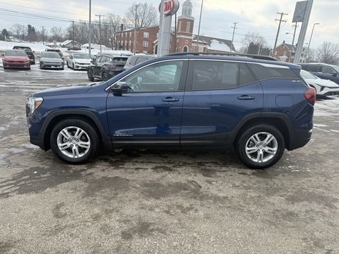 Used 2022 GMC Terrain SLE w/ Driver Convenience Package image 3