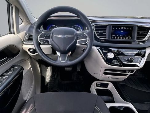 Used 2020 Chrysler Voyager L FWD image 7