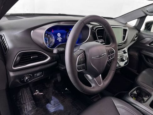 Certified 2025 Chrysler Pacifica Select image 16