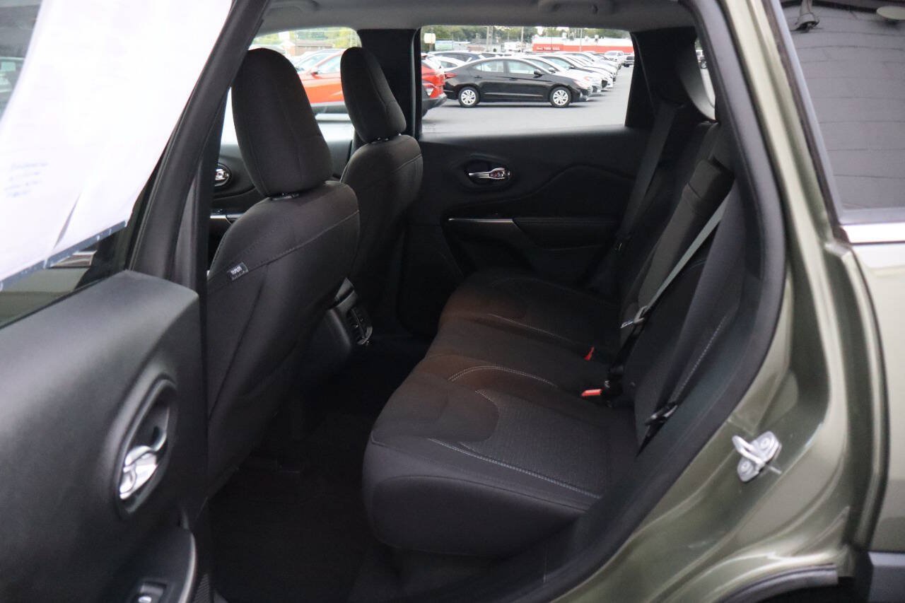 Used 2019 Jeep Cherokee Latitude w/ Popular Appearance Group AWD/4WD image 5