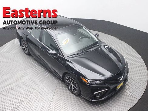Used 2024 Toyota Camry SE w/ Cold Weather Package FWD image 3