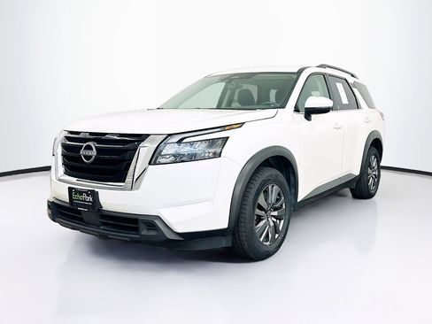 Used 2025 Nissan Pathfinder SV image 3