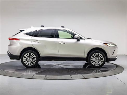 Used 2022 Toyota Venza XLE AWD/4WD image 6
