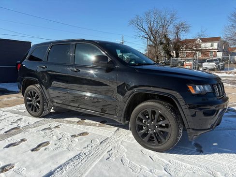 Used 2017 Jeep Grand Cherokee Altitude image 4