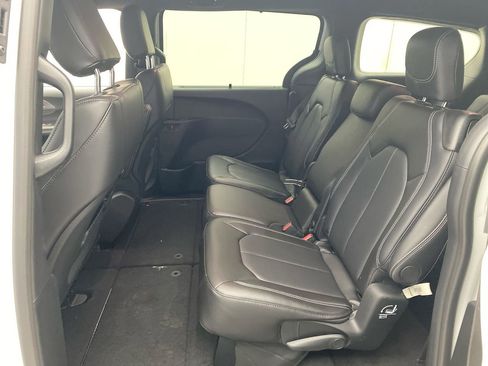 New 2026 Chrysler Pacifica Select FWD image 22