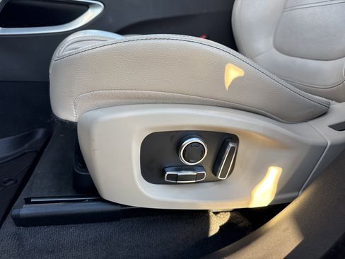 Used 2020 Jaguar F-PACE Prestige image 26