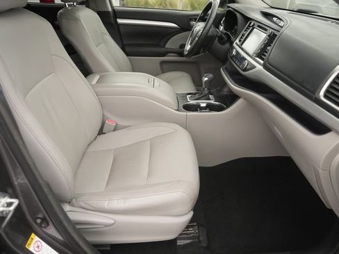 Used 2015 Toyota Highlander XLE image 19