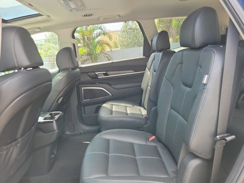 Certified 2024 Kia Telluride EX w/ EX Captain's Chair Package FWD image 14