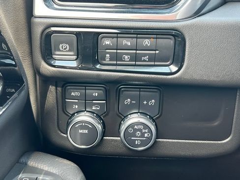 Used 2025 GMC Yukon XL Denali AWD/4WD image 23