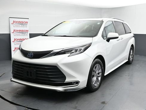 Used 2022 Toyota Sienna XLE image 4