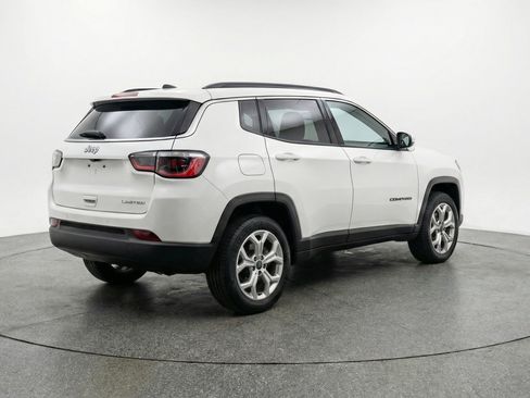 Used 2025 Jeep Compass Latitude image 9