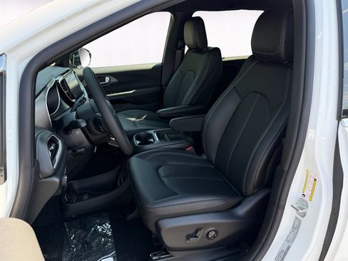 New 2027 Chrysler Pacifica Select w/ Family Tech Group FWD image 9