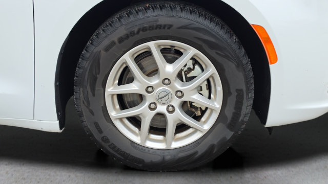 Used 2024 Chrysler Pacifica Touring-L FWD image 17