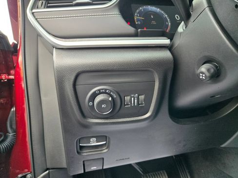 Used 2025 Jeep Grand Cherokee Limited w/ Luxury Tech Group II AWD/4WD image 17