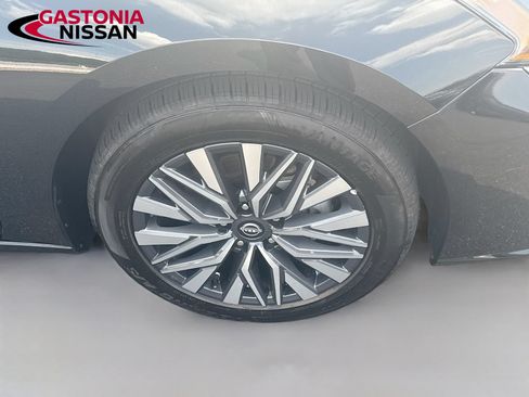 Used 2025 Nissan Altima 2.5 SV FWD image 38