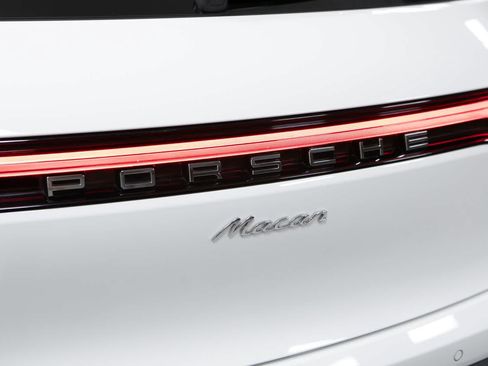 Certified 2024 Porsche Macan AWD/4WD image 19