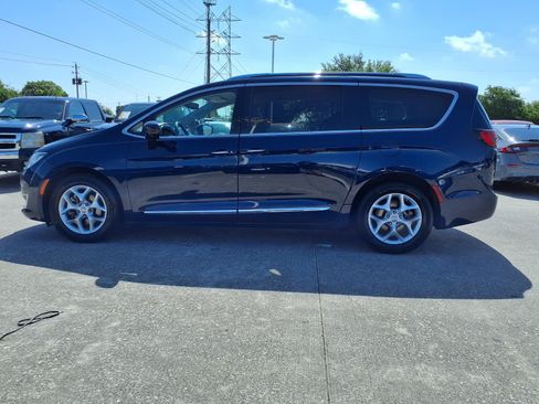 Used 2020 Chrysler Pacifica Touring-L Plus w/ Tire & Wheel Group FWD image 23