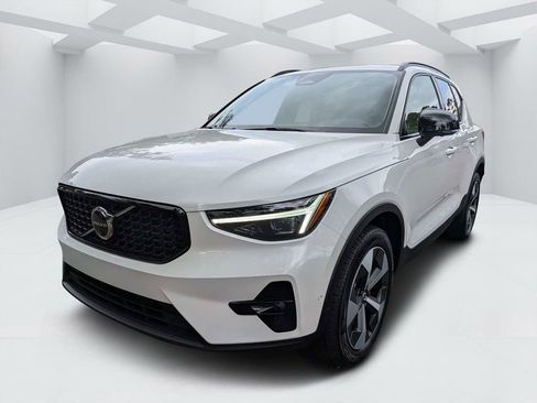 Certified 2026 Volvo XC40 B5 Plus AWD/4WD image 7