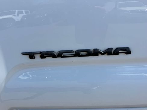 Used 2018 Toyota Tacoma TRD Off-Road w/ Technology Package AWD/4WD image 36
