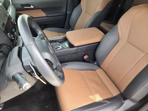Used 2024 Lexus GX 550 w/ Accessory Package (Z1) AWD/4WD image 11