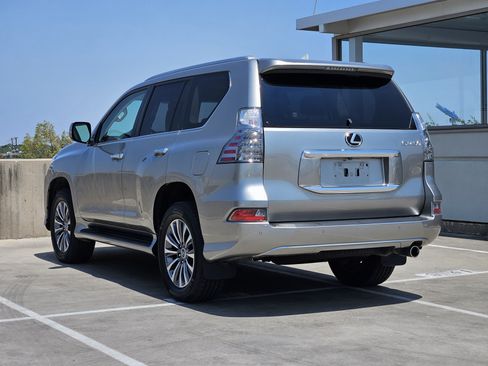 Used 2020 Lexus GX 460 Luxury w/ Accessory Package AWD/4WD image 3